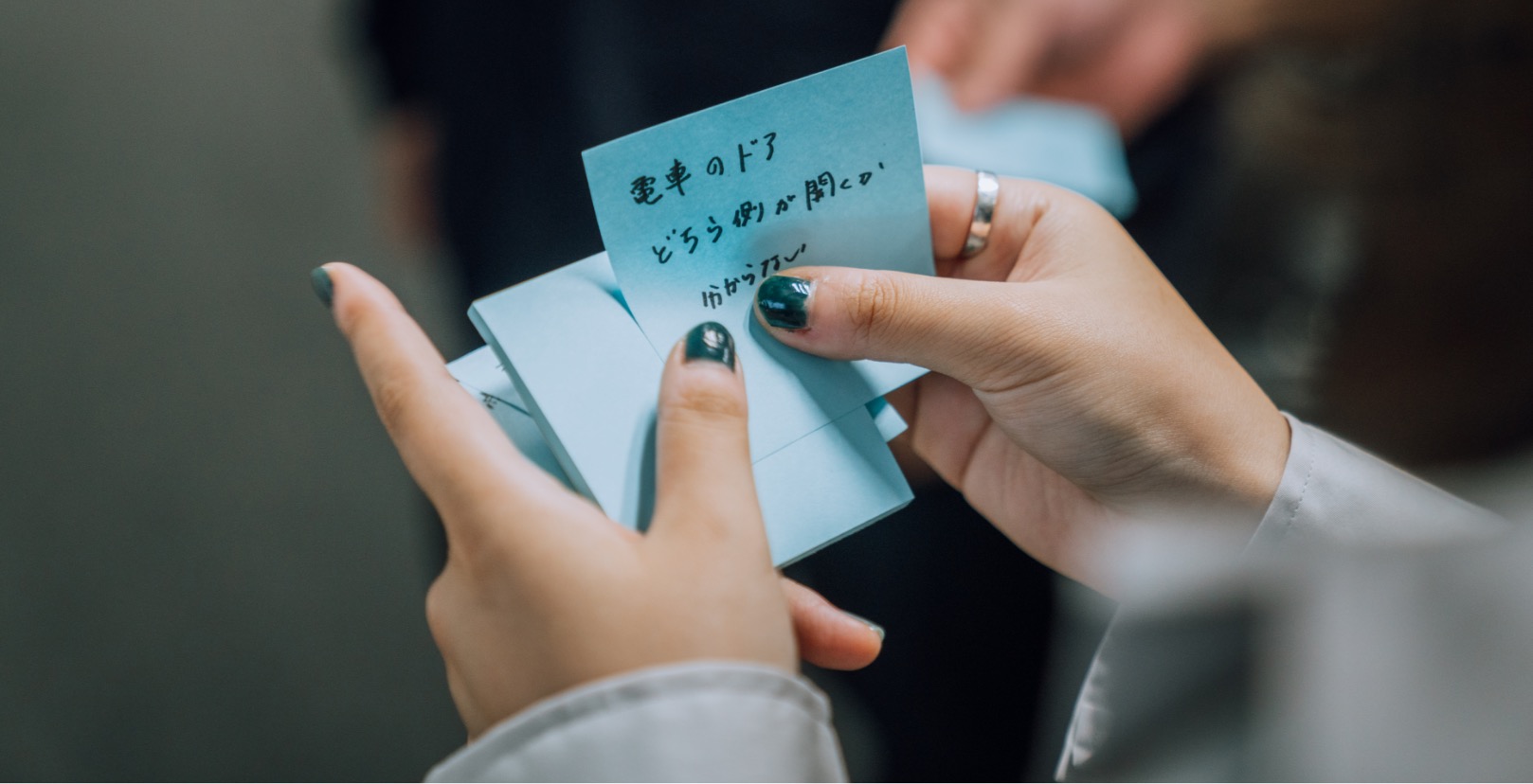 XY軸の描かれたホワイトボードにメモが貼られている様子の写真