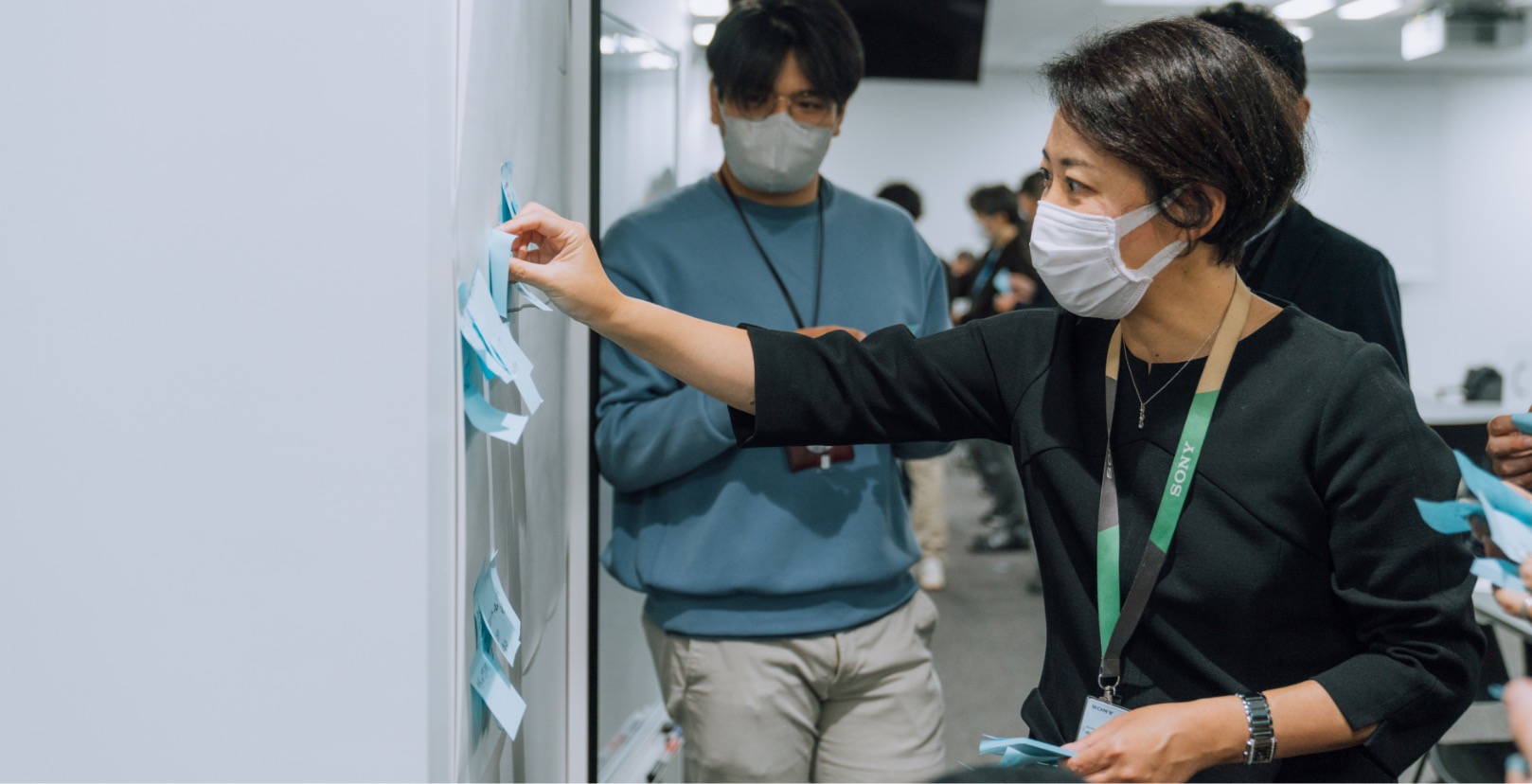 「電車のドアどちら側が開くかわからない」と描かれたメモの写真