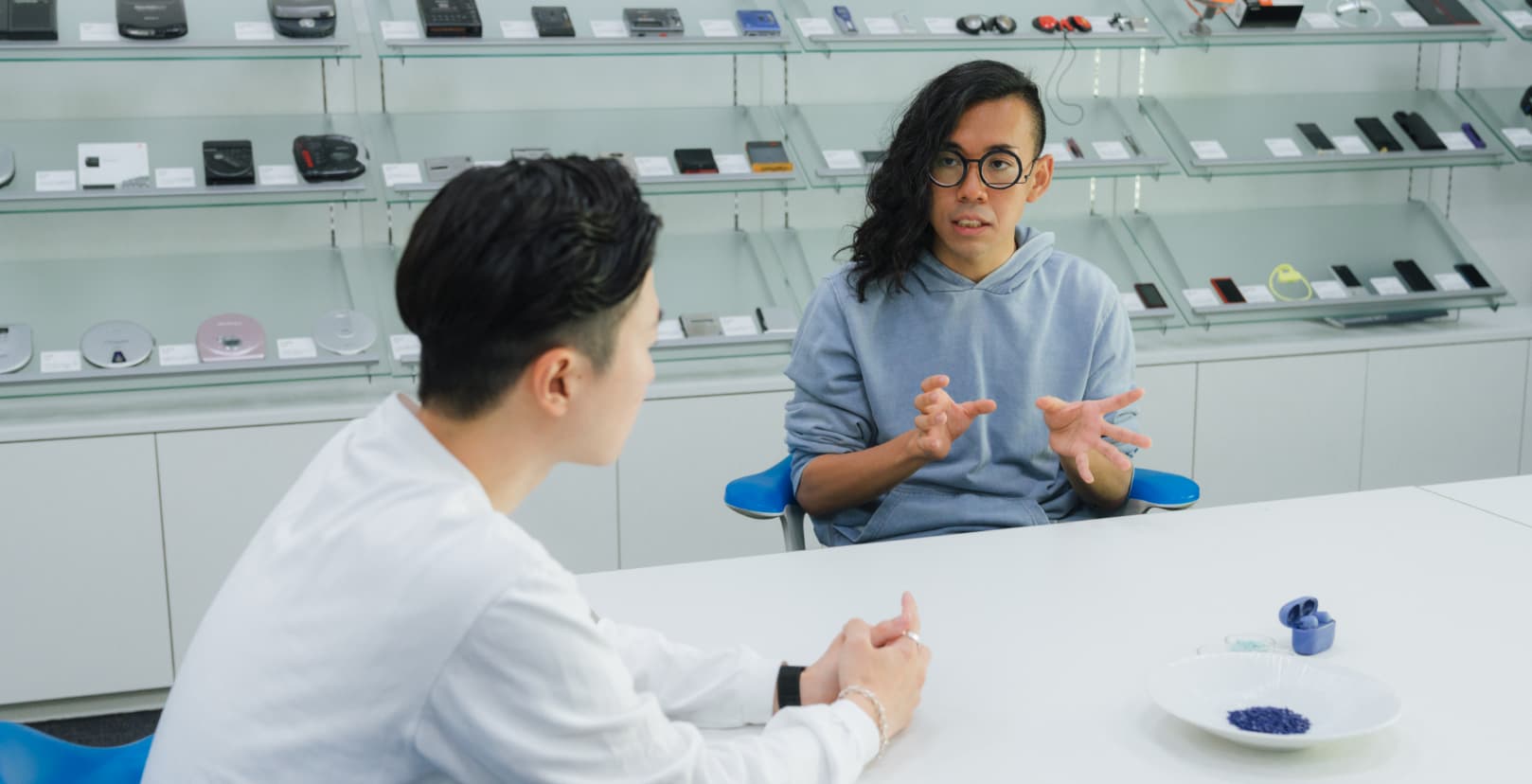 本坊健一郎さん側から撮影し、加藤功将さんが本坊さんに向かって語りかけている写真。
