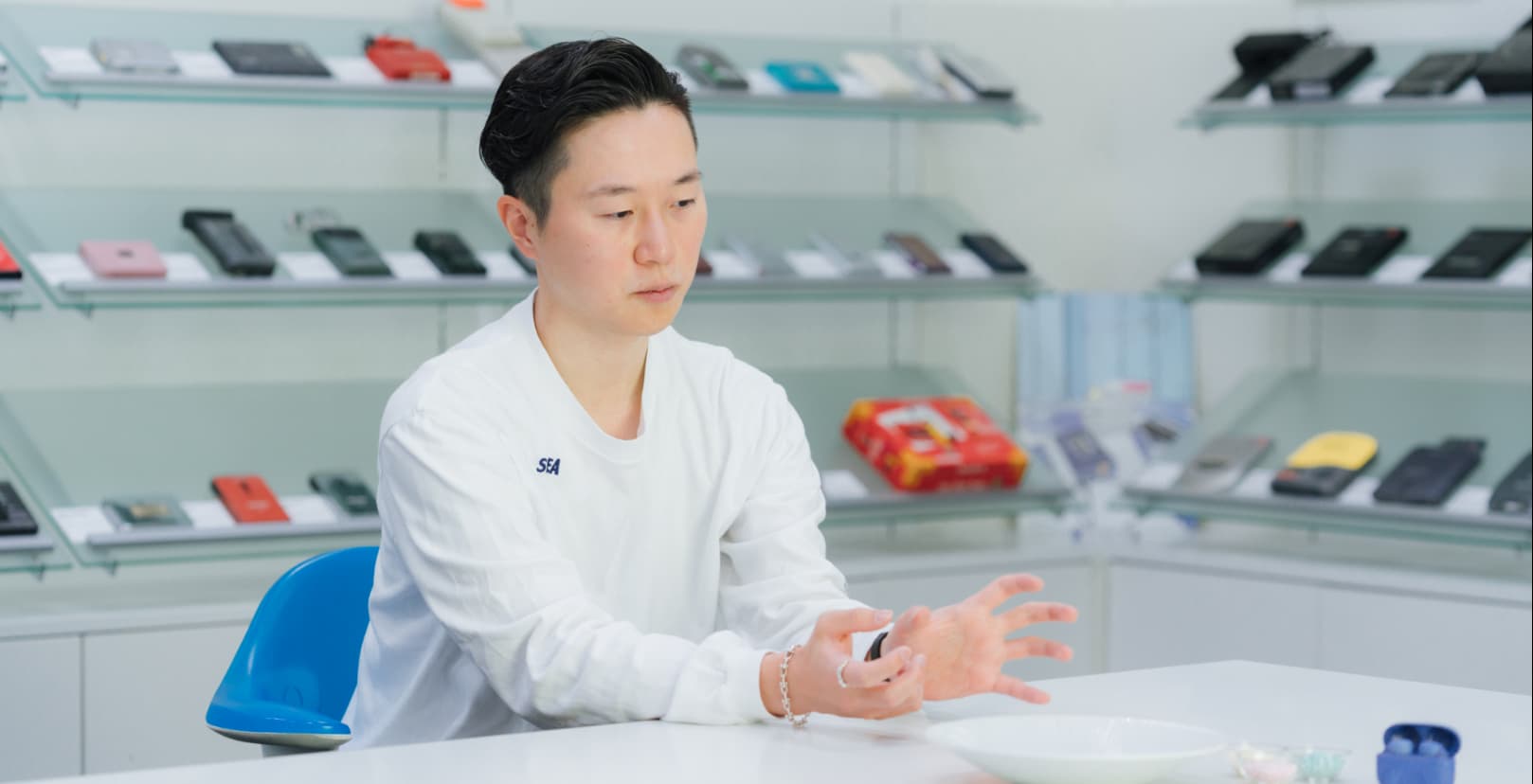 本坊健一郎さんが素材を見ながら真面目に話している写真。