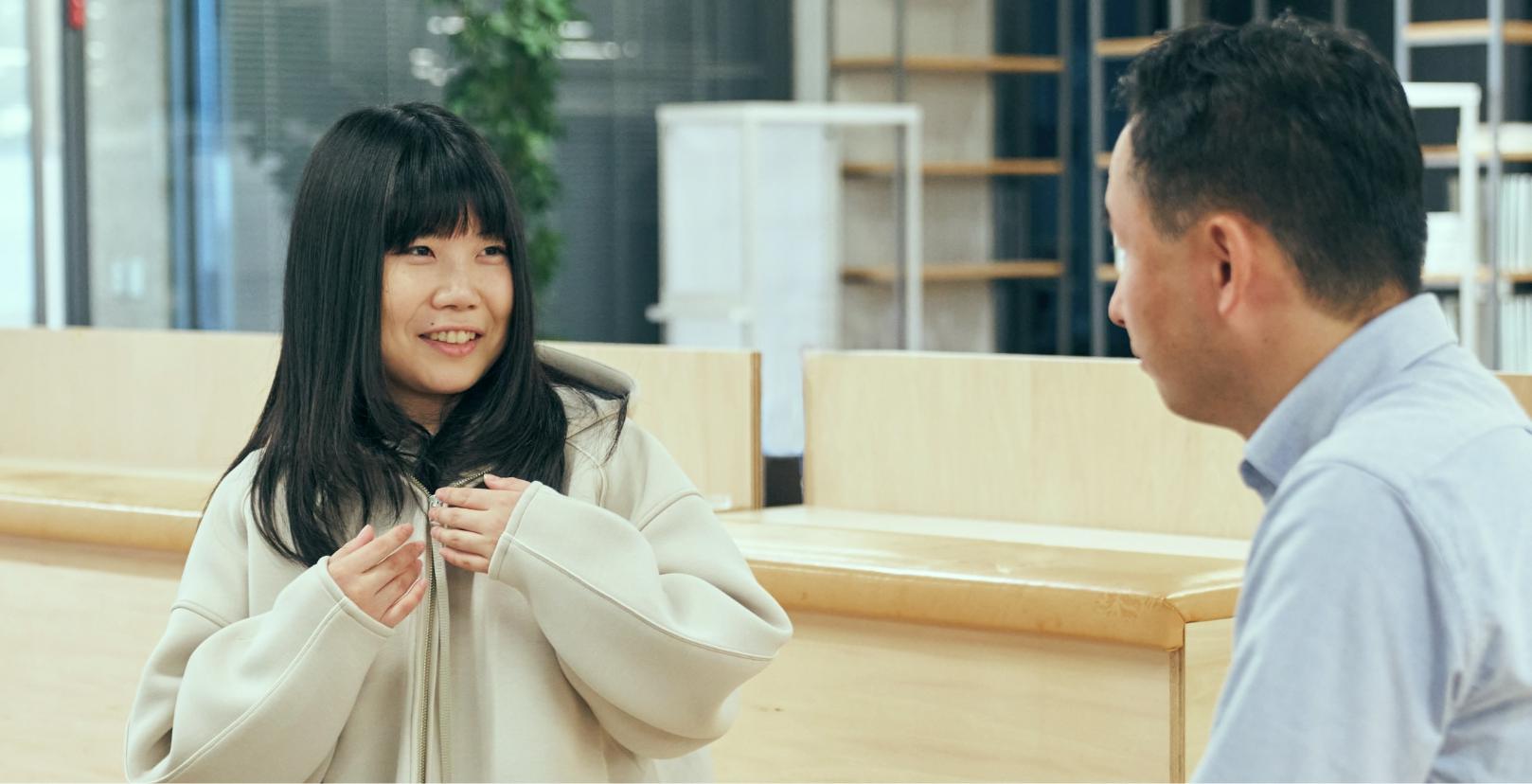 三木晴子さんと田中光謙さんがベンチに座って話している