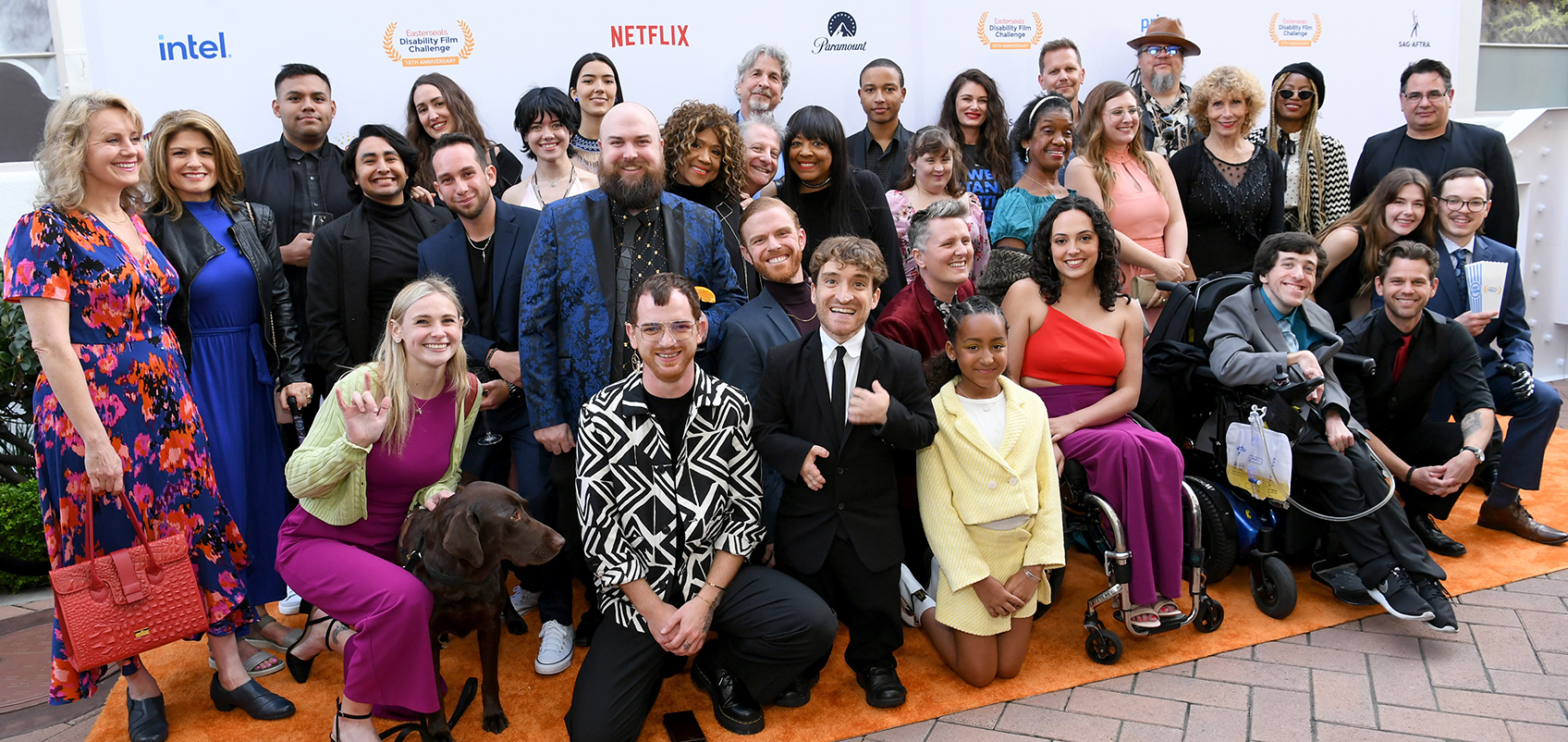 多くの参加者が撮影ブースにて笑顔でこちらをみている。