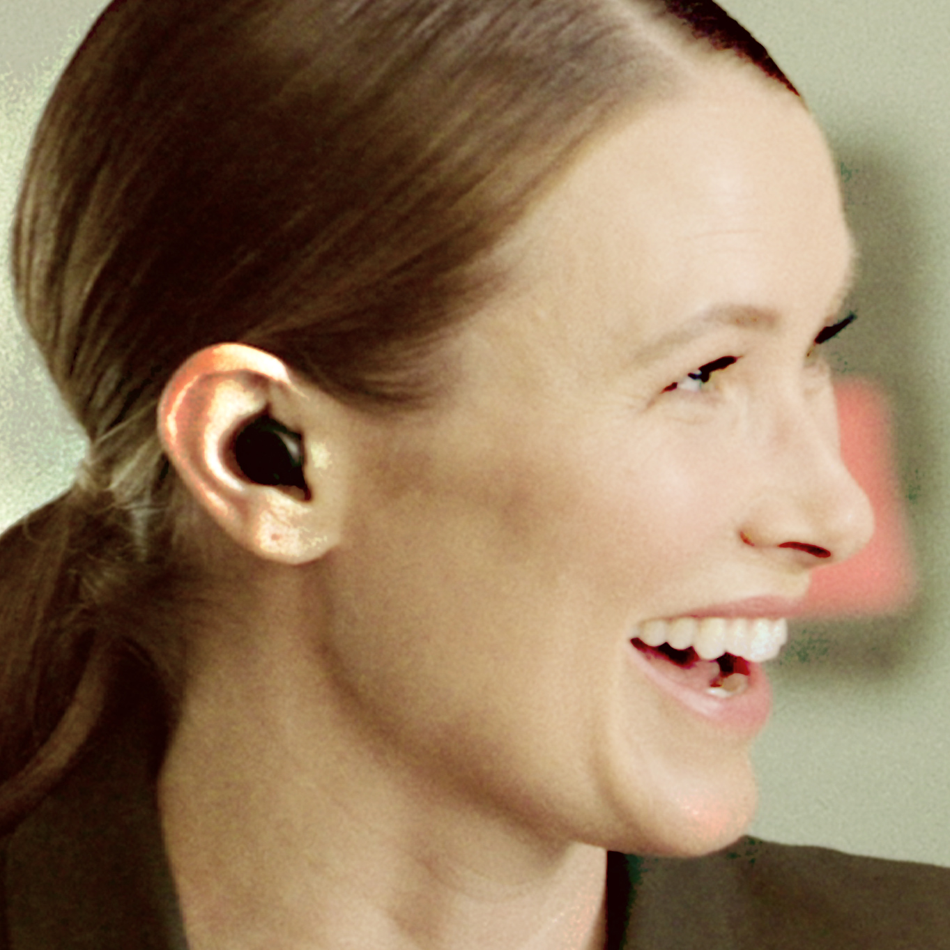 女性の横顔。耳に補聴器をつけている。