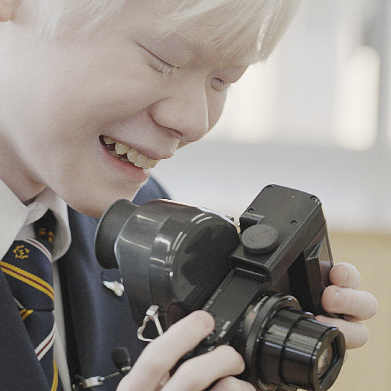 少年がカメラを触って楽しんでいる