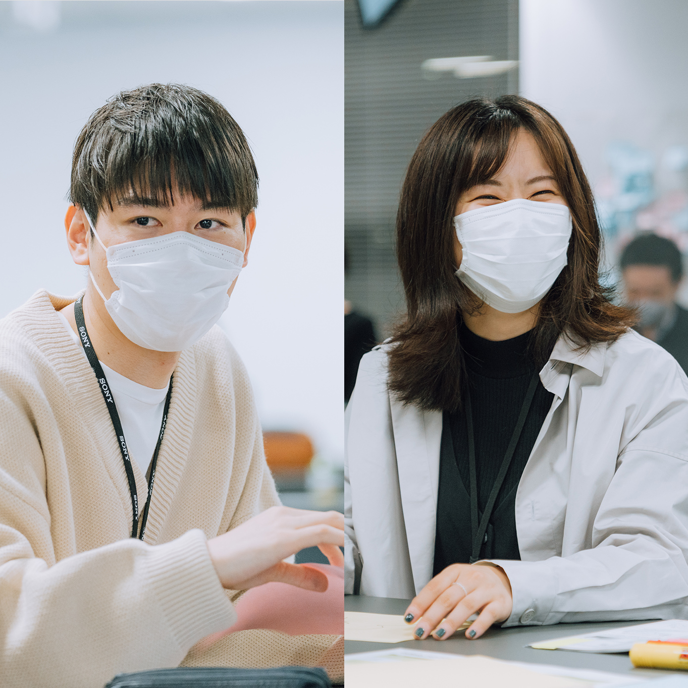 ワークショップにて男性と女性が談笑している。左は男性、右は女性で二人ともマスクをしている。