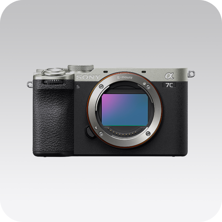 カメラの正面カット。カメラの真ん中にセンサーが見える。Sonyとa7cとロゴが見える