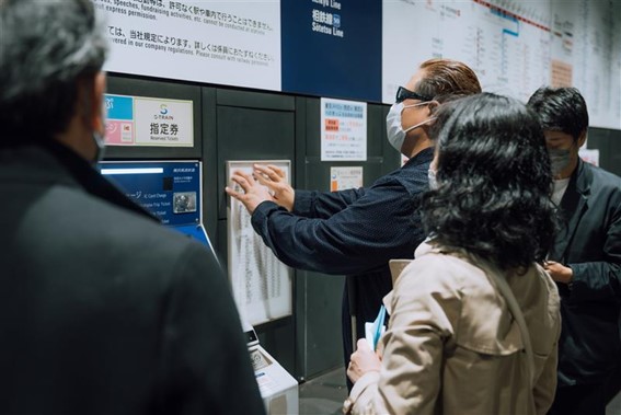 インクルーシブデザインワークショップにて男性が目が見えない状態で点字を触る様子