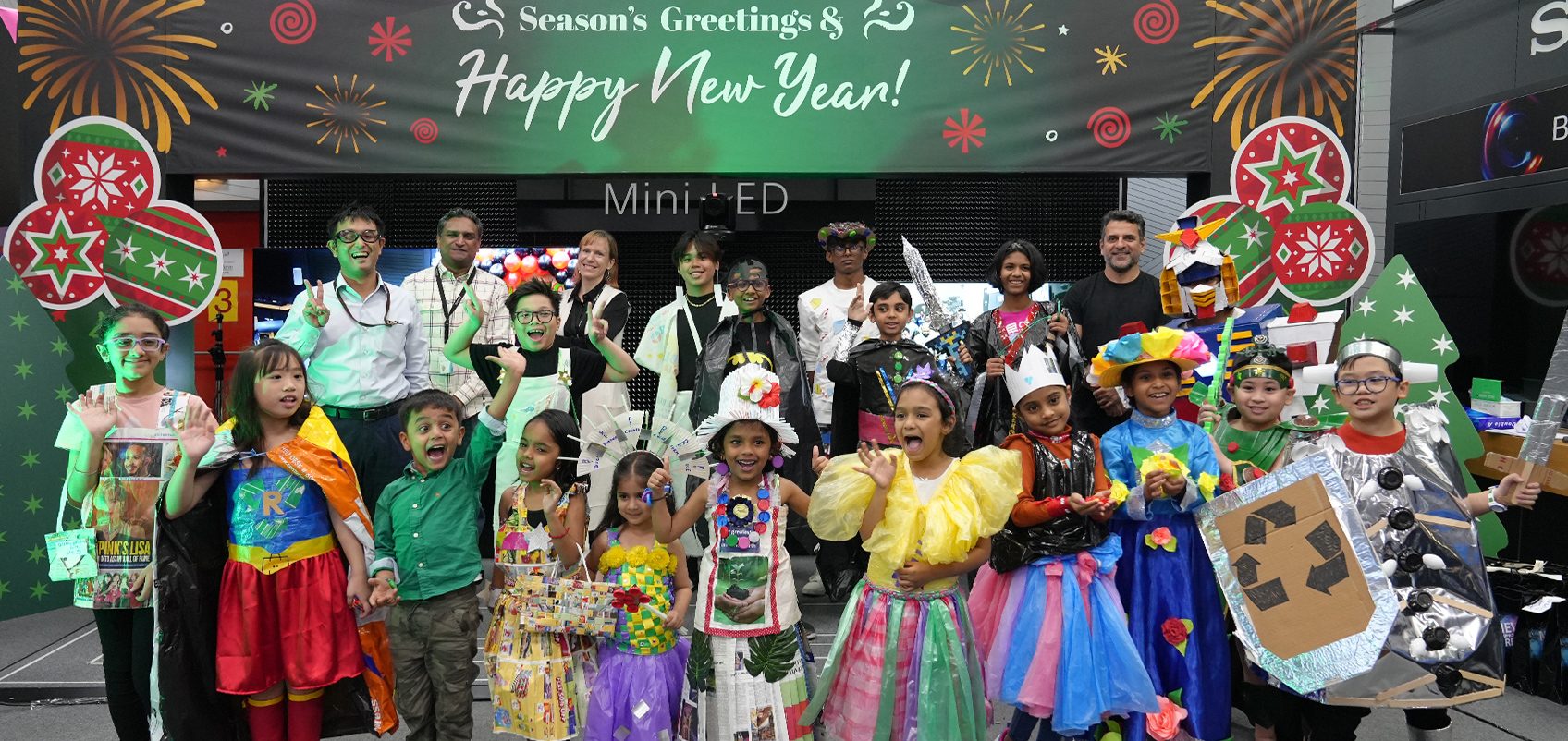 Trashion Showに参加した人々の集合写真