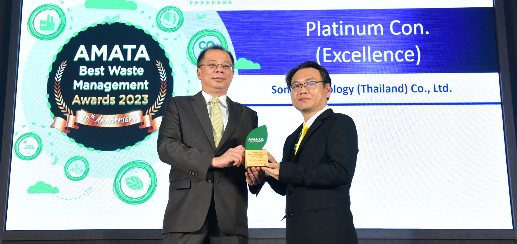 手にトロフィーを持っている人々の写真