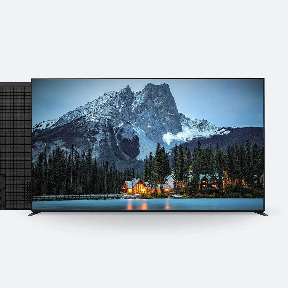 Bravia テレビの前面と背面の写真を示す画像。正面の写真の液晶画面には、麓に家がある大きな山の画像が映し出されている。