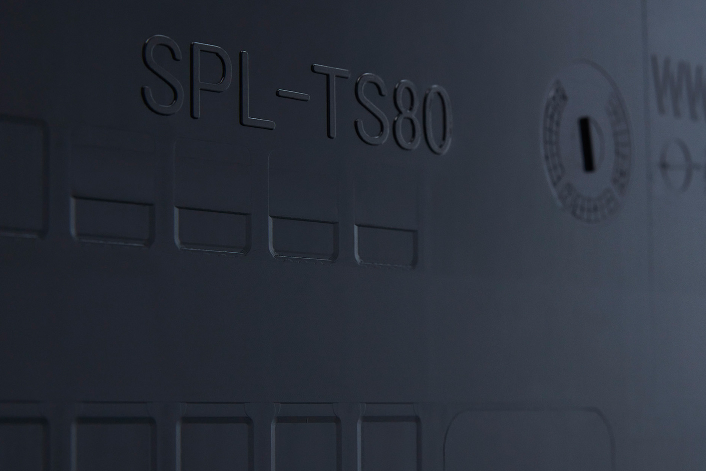 テレビのリアカバーの画像。