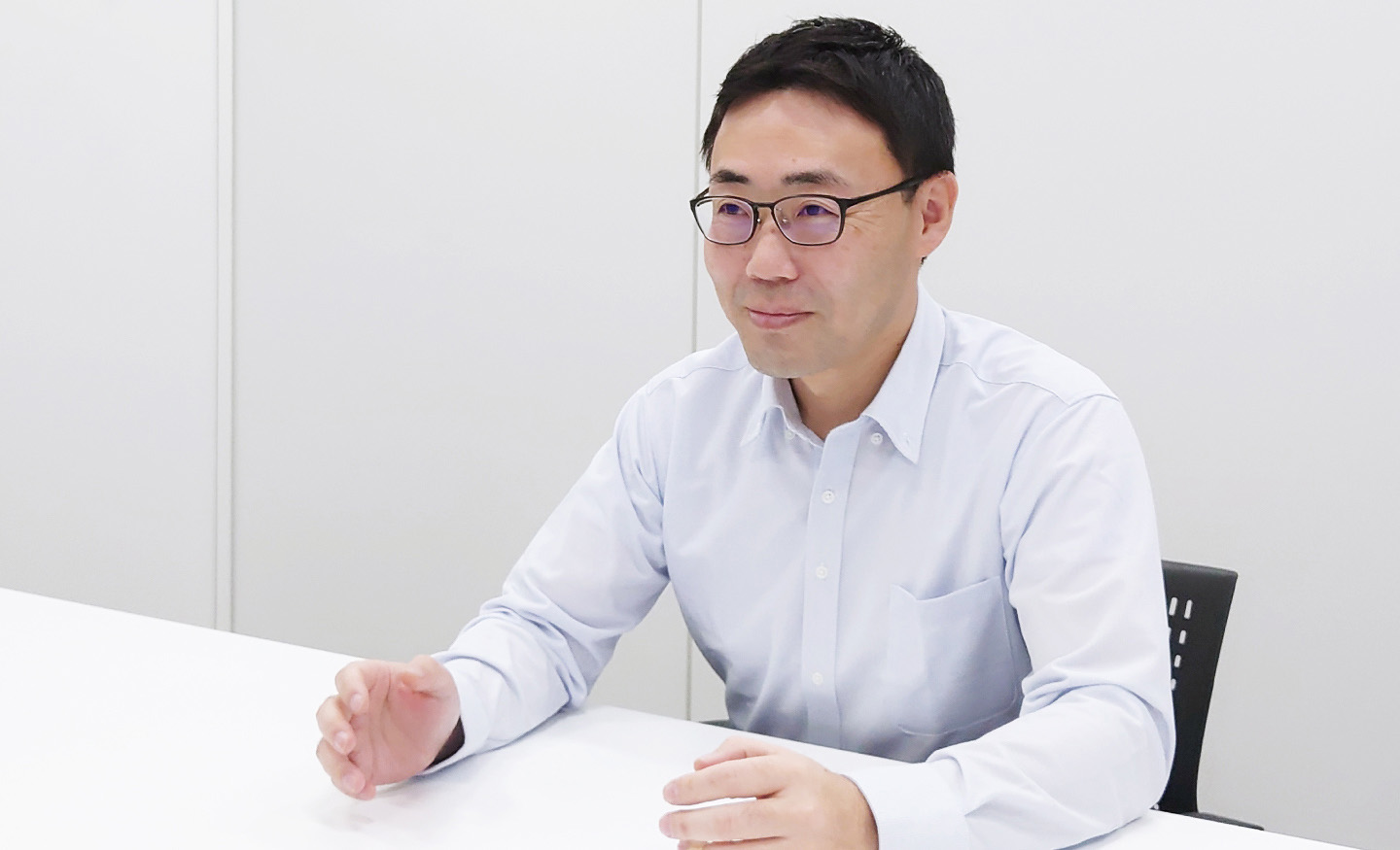 インタビューを受ける神山 知之氏の画像