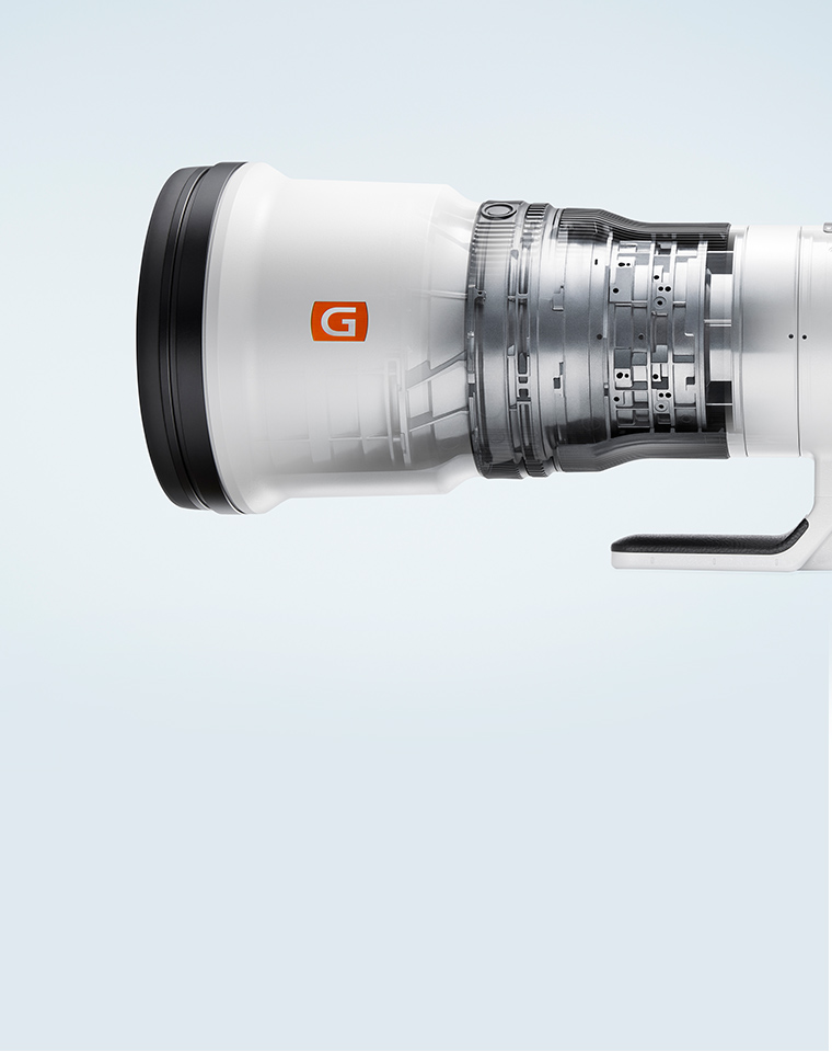 望遠レンズ側面の画像。外側の部品が一部取り外され、内部が見えている。