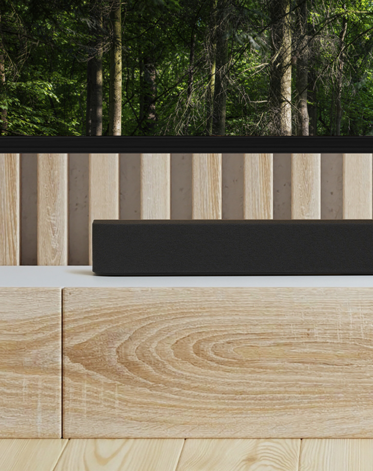 ホームシアターの大型ディスプレイの下に置かれたサウンドバーの製品画像