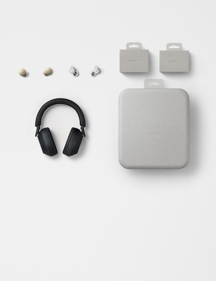 2つ並んだイヤホン製品パッケージの画像。左はプラスチックを使ったパッケージ、右は紙素材のパッケージ