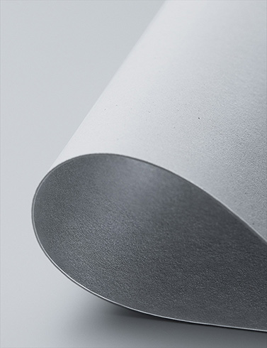 湾曲したグレーの紙素材の拡大画像