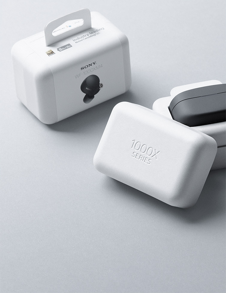 ヘッドホント、イヤホン、それぞれのパッケージを並べた画像