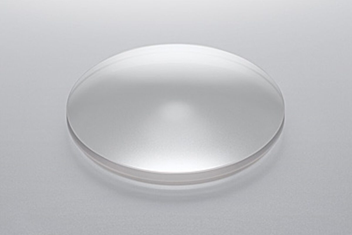 光を反射する円形のガラス素材