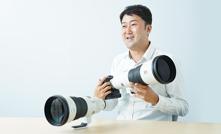 レンズを持つ男性の写真