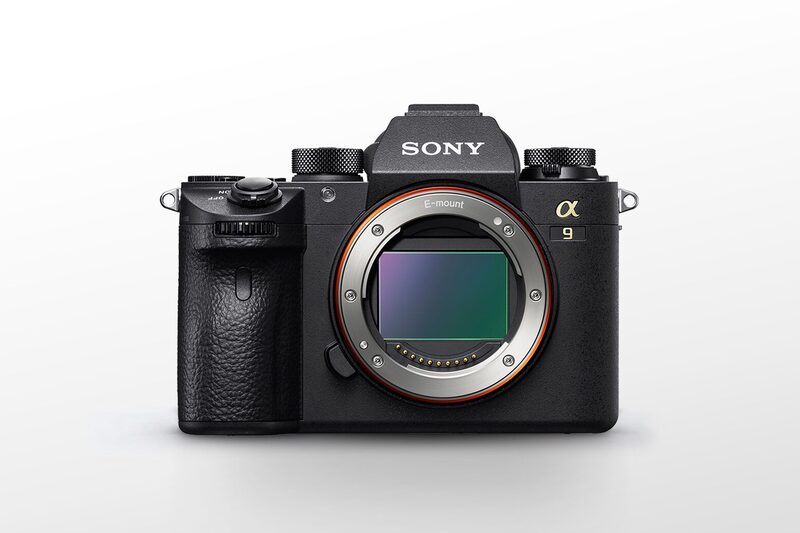 レンズ装着前でセンサーが見えた状態の一眼カメラの正面カット