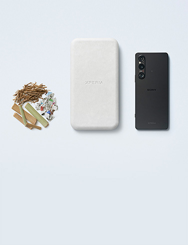 全面にXperia 1IIIのパッケージ、その奥に正面および背面を向いたXperia 1IIIの写真が配置されている