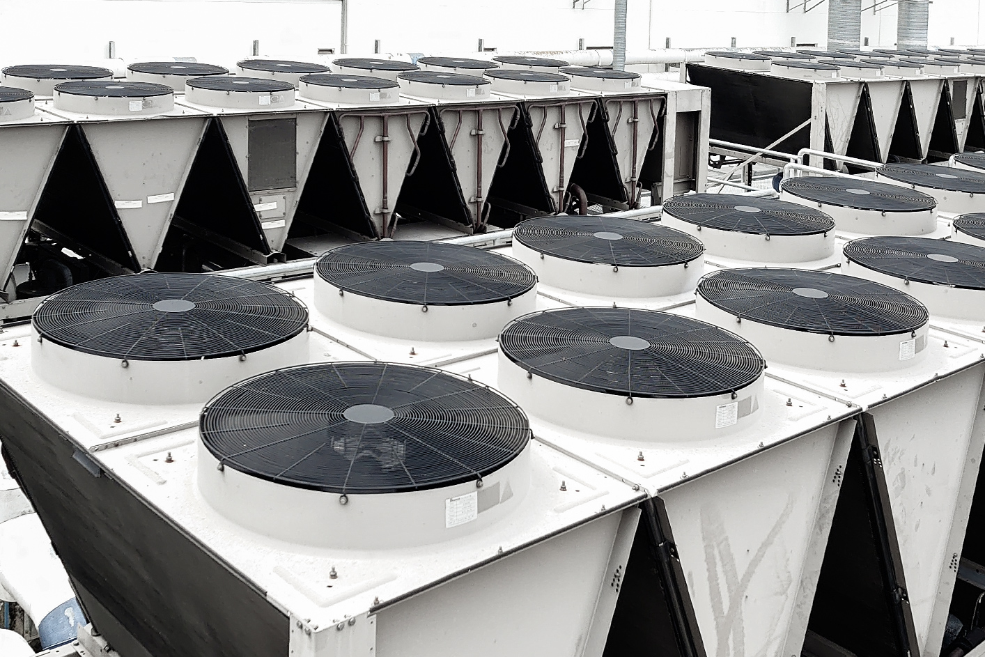 高効率チラー機器が複数並んでいる