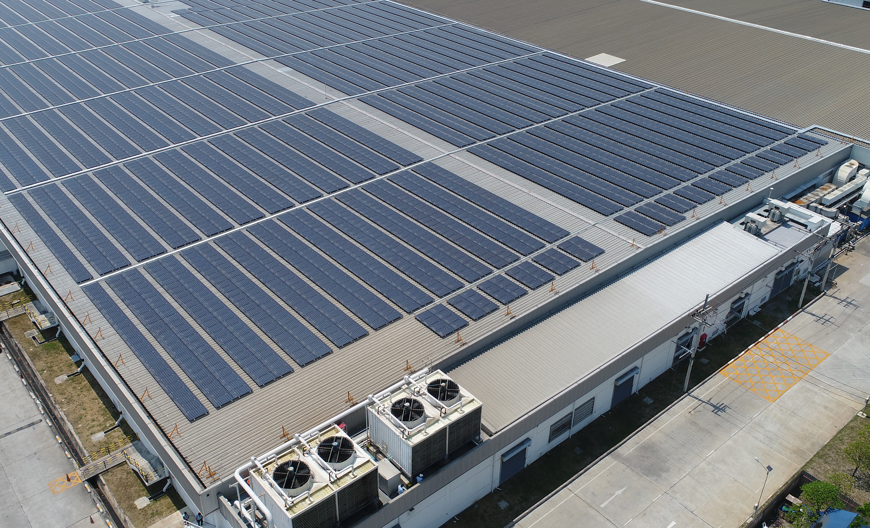 ソーラーパネルで覆われたビルの屋根を写した空撮写真