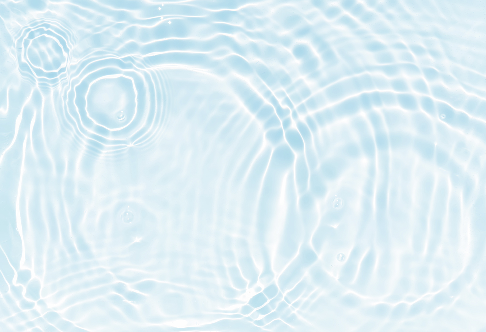 波紋が広がる水の写真