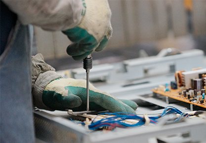 作業者が使用済みテレビを解体している様子