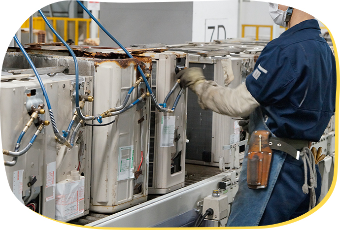 エアコン室外機のフロン回収の様子