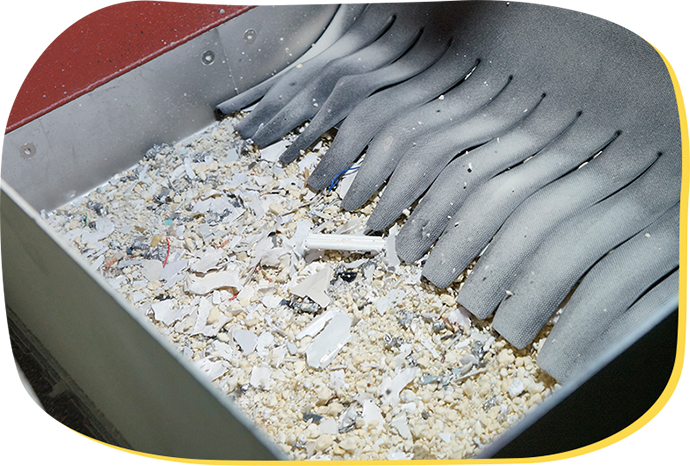 風力、磁力、渦電流、材質の比重差(写真左)を使って、素材ごとに選別します