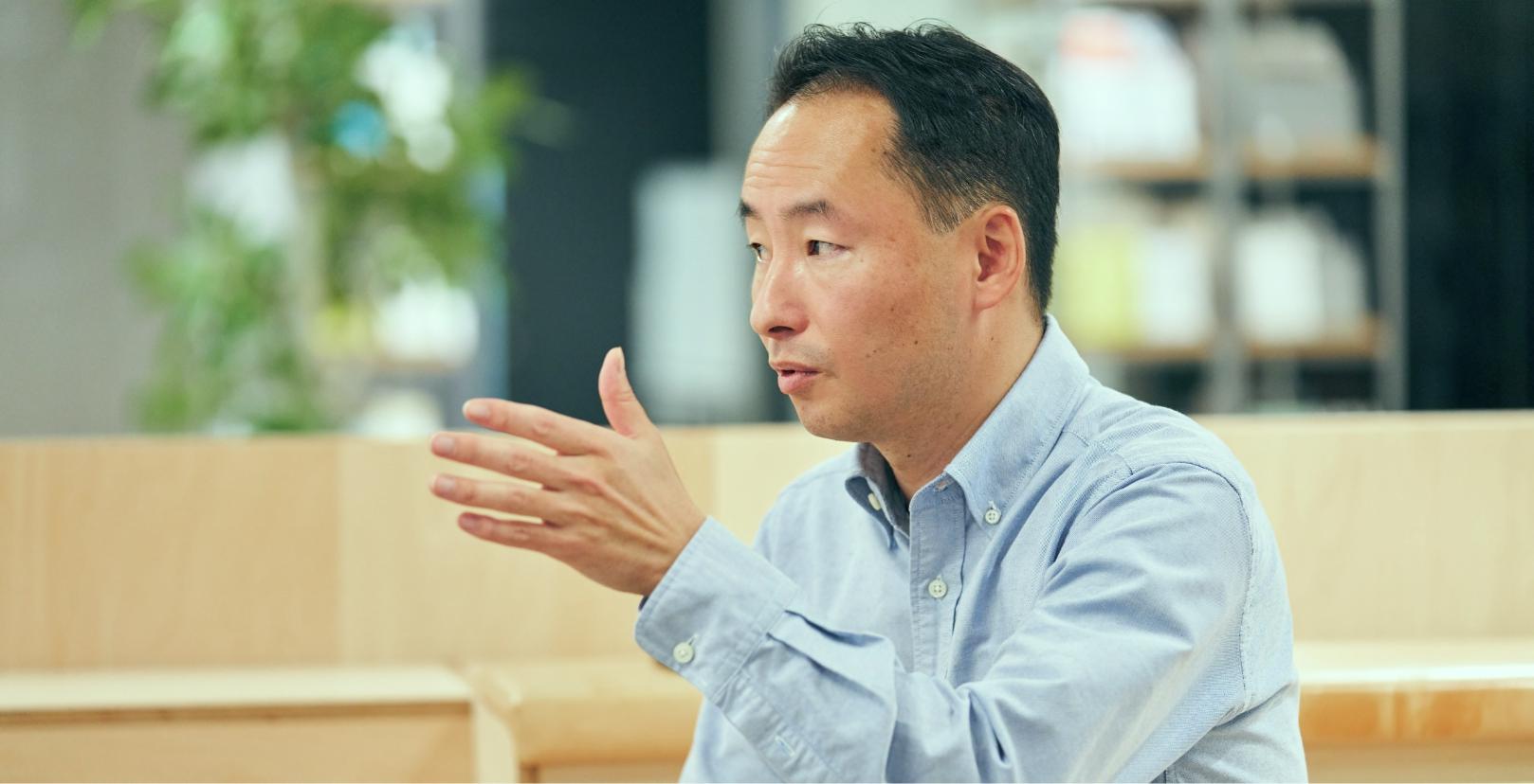 Mitsunori Tanaka sitting on benches talking to Haruko Miki