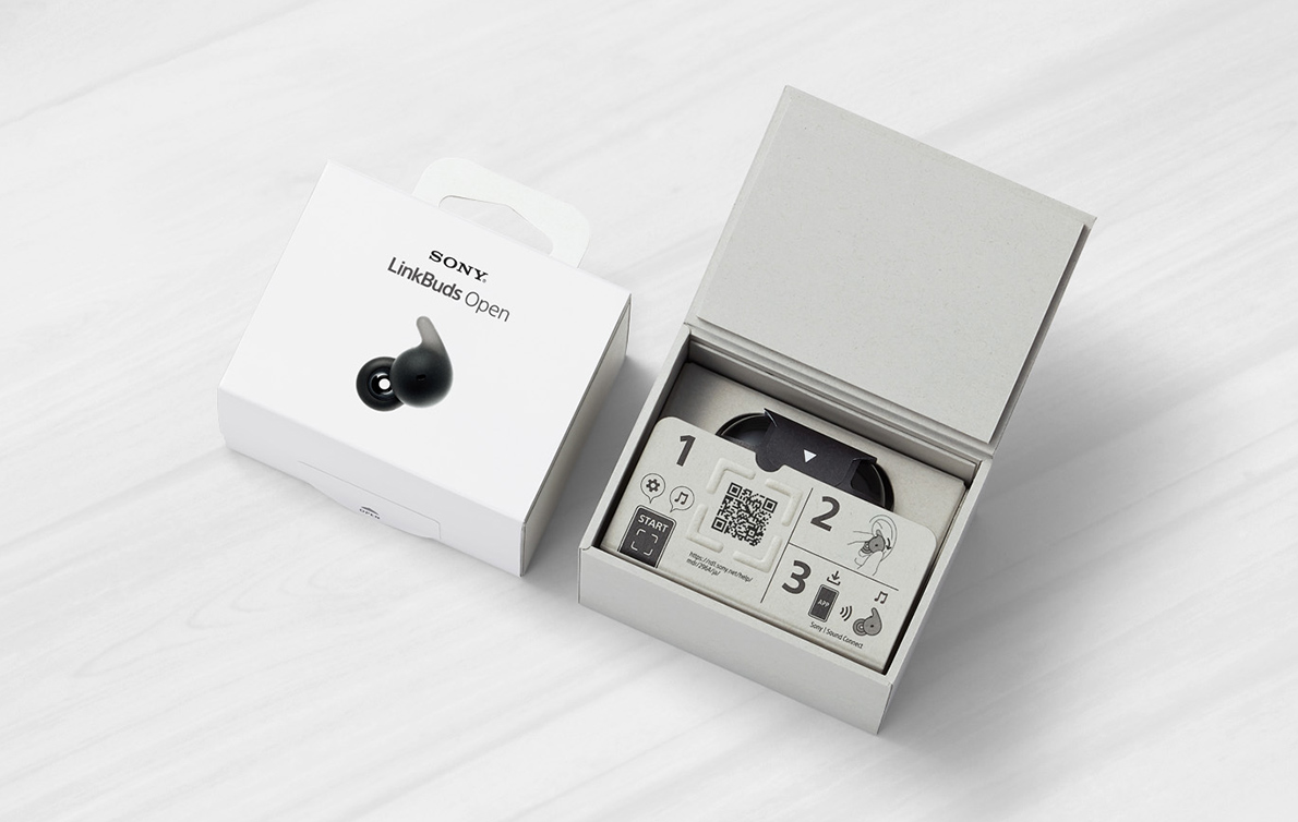 Immediately after opening the box lid, there is a setup guide displayed. Below the guide is the product in a case.