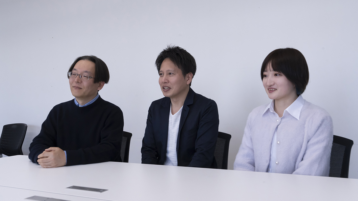 Interview scene of Ryu Okuda, Tsuyoshi Nakamura, and Miku Hanazawa.